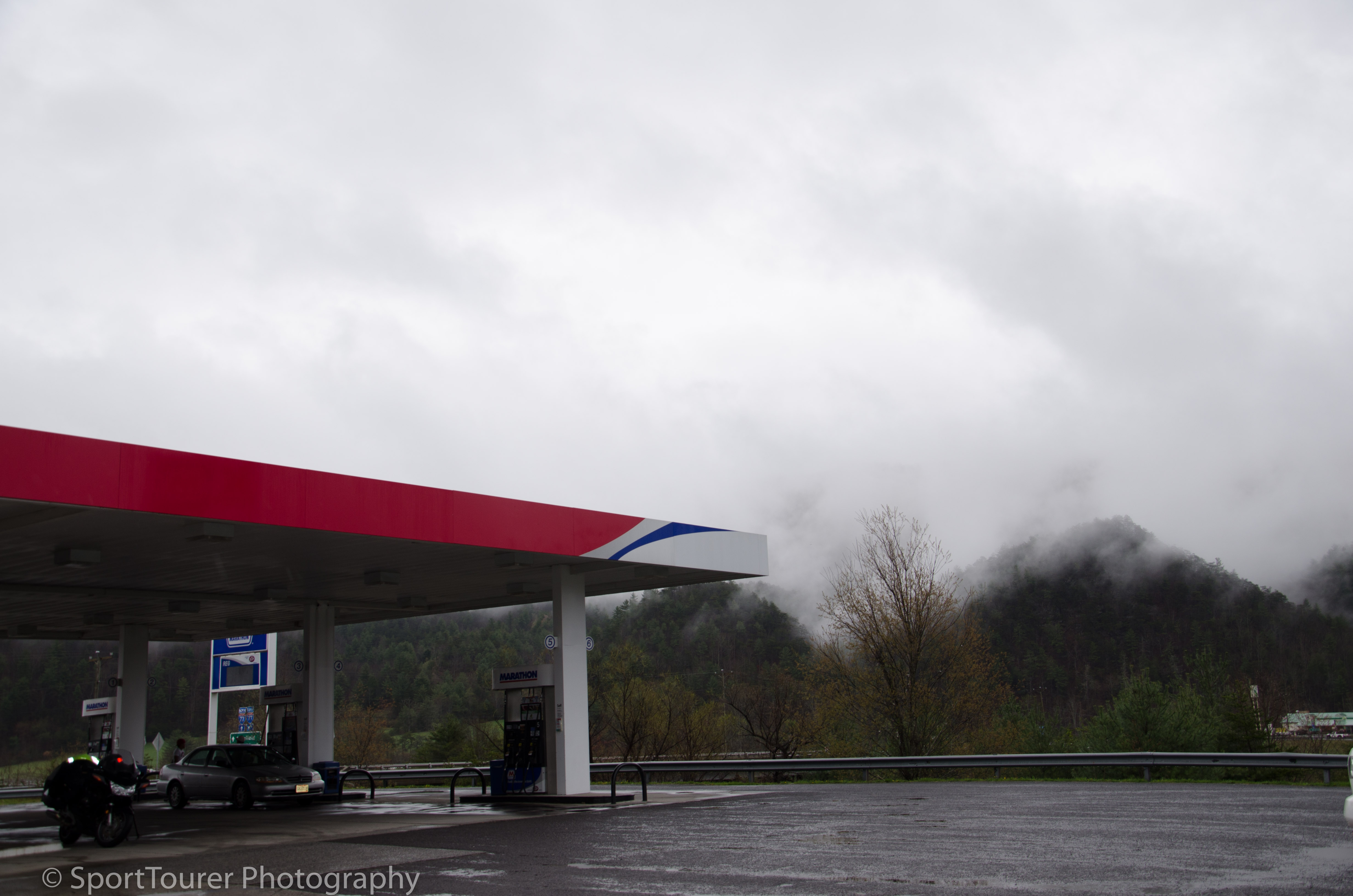  Fog cloud-shrouded mountains in Virginia. 